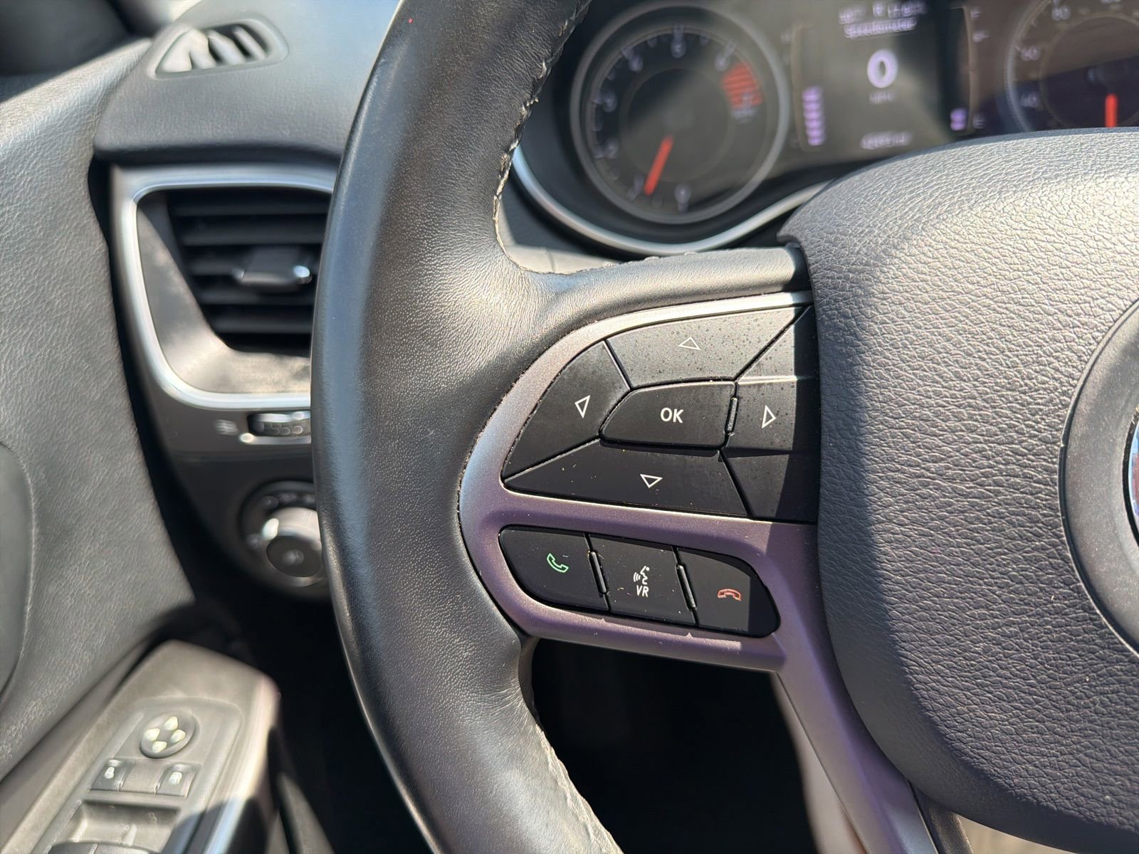 Used 2019 Jeep Cherokee Latitude Plus FWD image 23