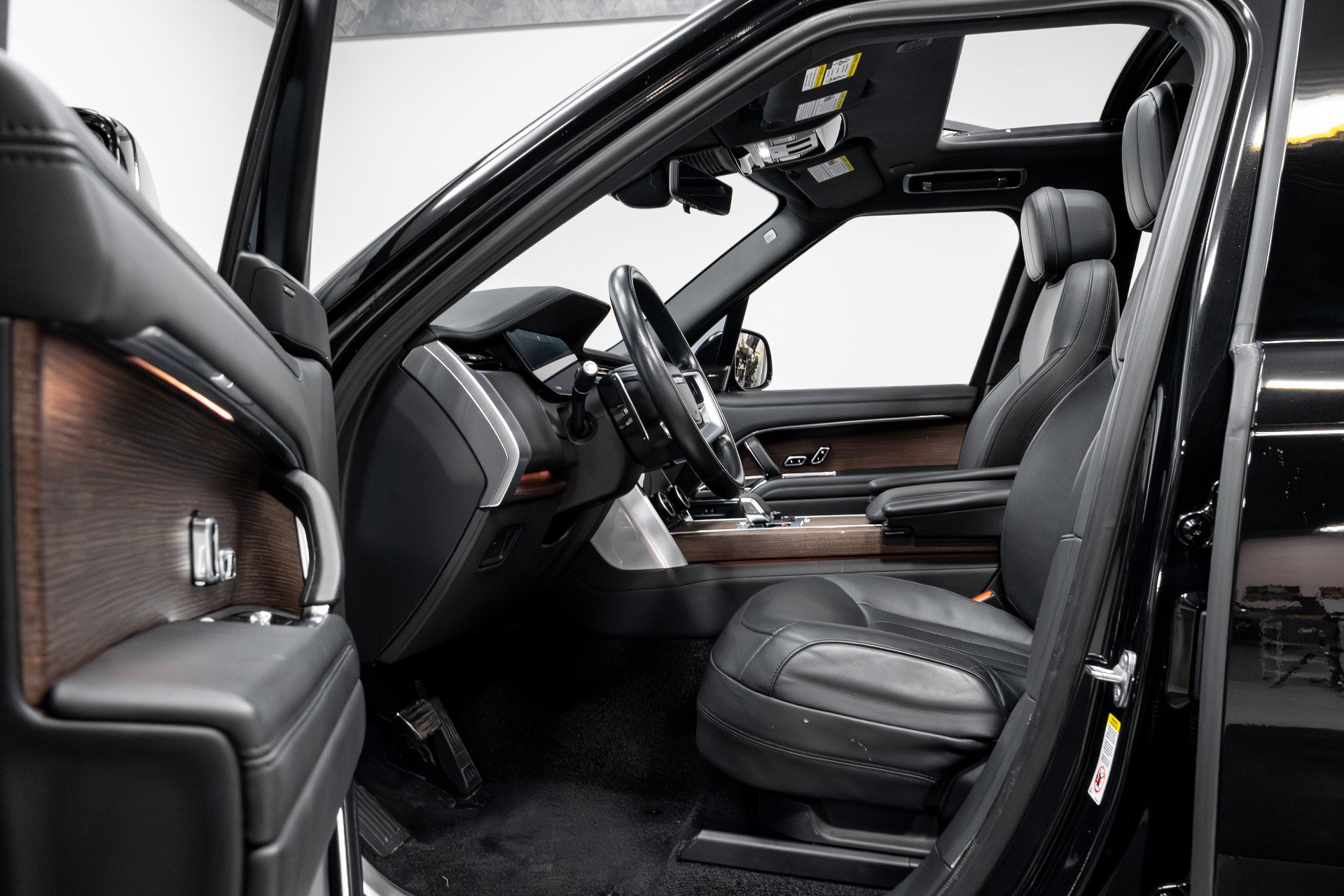 Used 2023 Land Rover Range Rover Long Wheelbase SE image 5