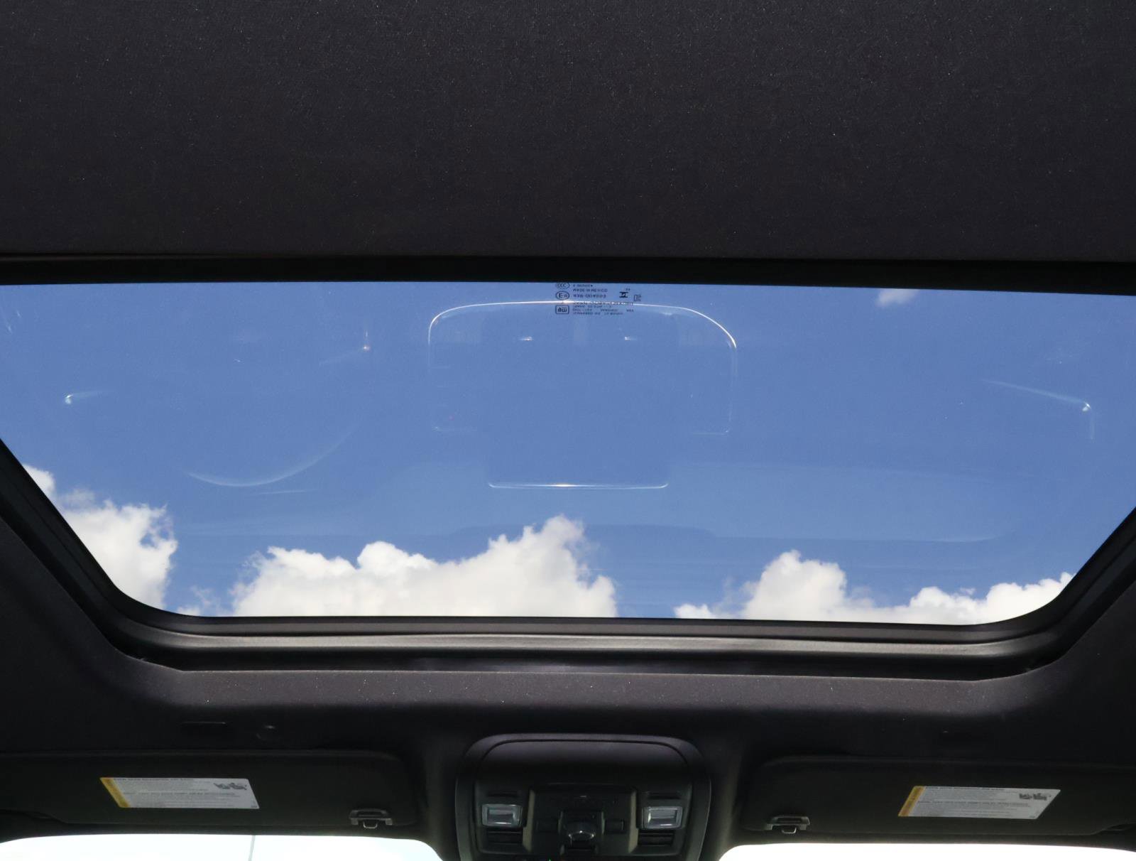 Used 2024 Chevrolet Suburban High Country image 15