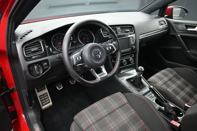 Used 2016 Volkswagen Golf 4-Door FWD image 11