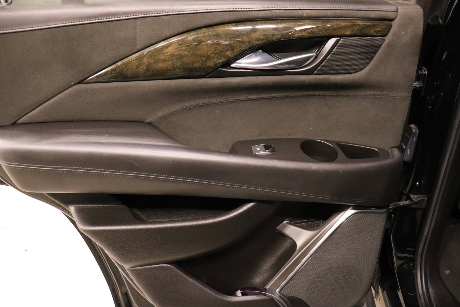 Used 2015 Cadillac Escalade Platinum image 17