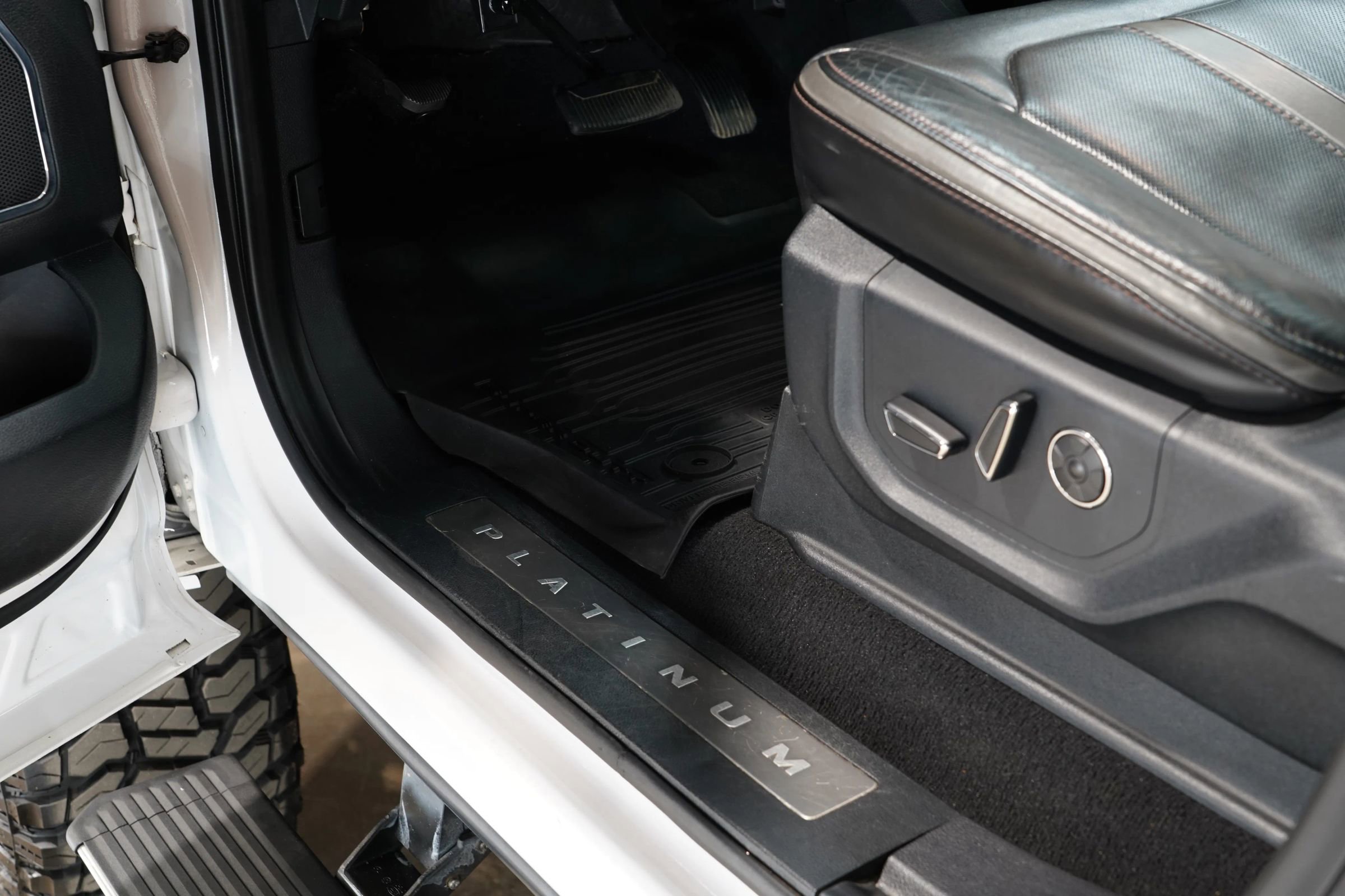 Used 2019 Ford F350 Platinum w/ Platinum Ultimate Package image 32