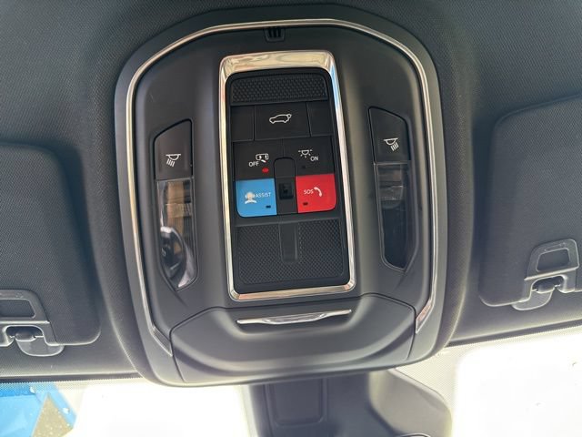 Used 2025 Jeep Grand Cherokee Altitude AWD/4WD image 30