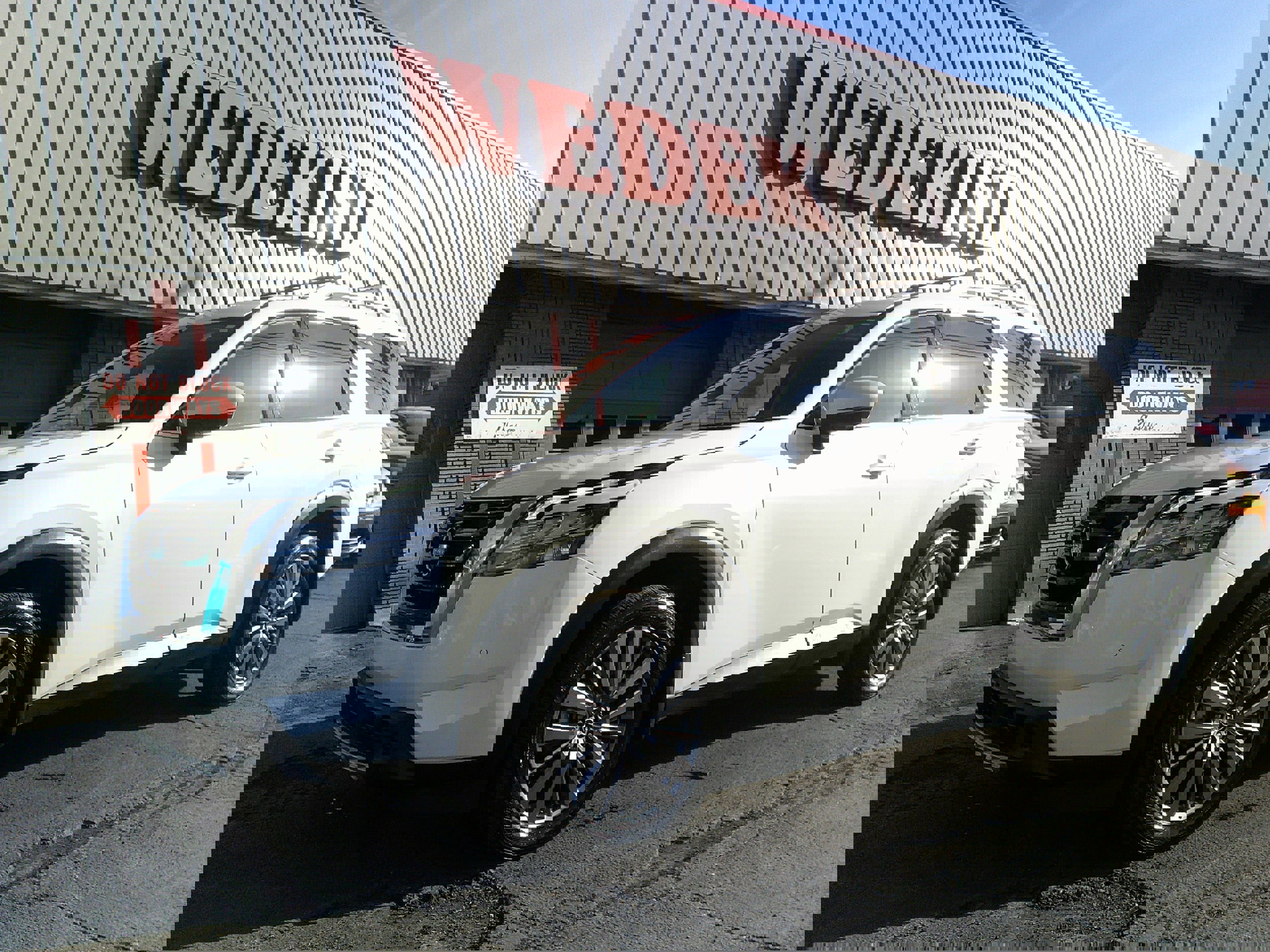 Used 2023 Nissan Pathfinder SL w/ SL Premium Package image 1