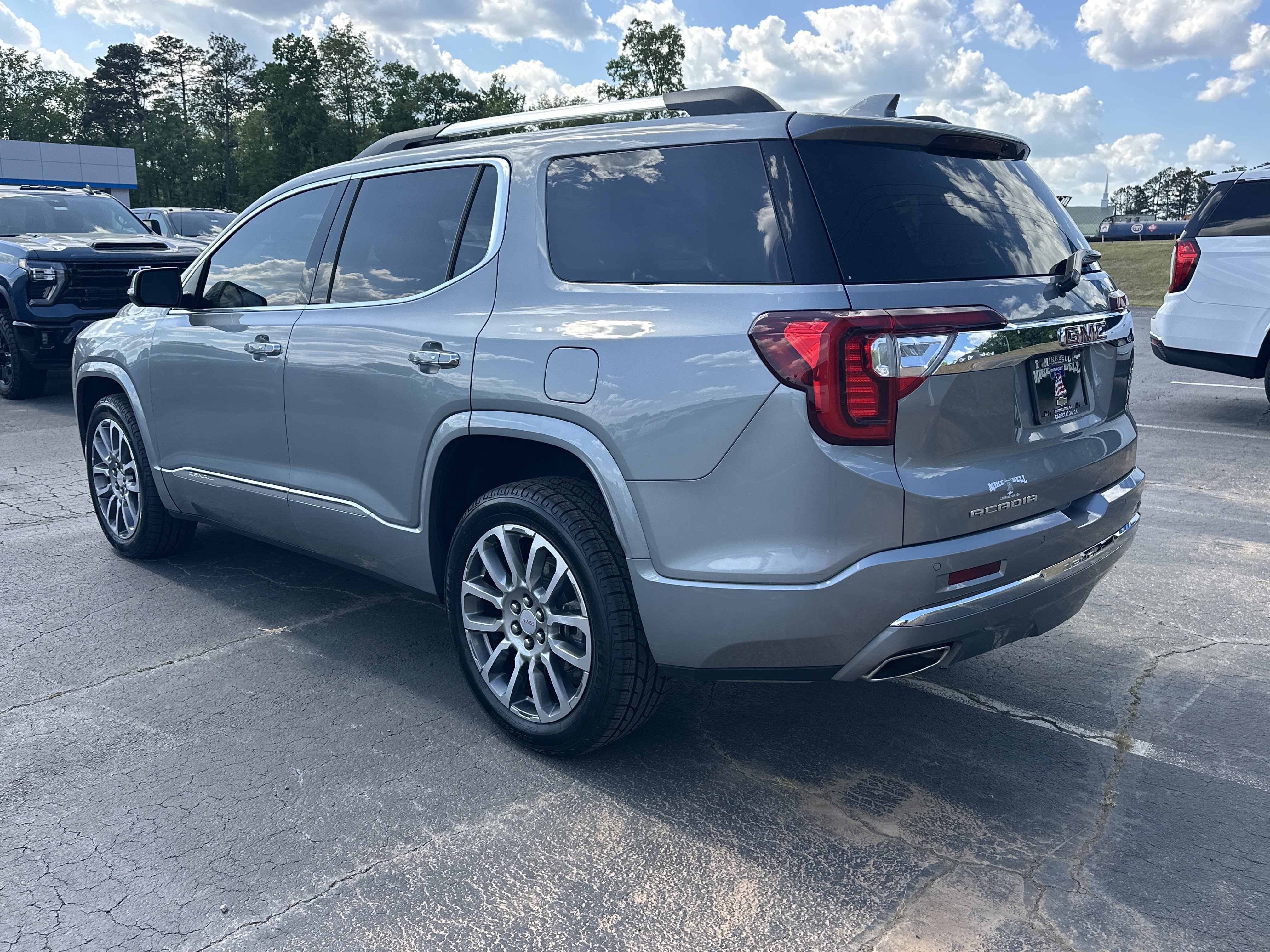Used 2023 GMC Acadia Denali w/ Denali Ultimate Package FWD image 6