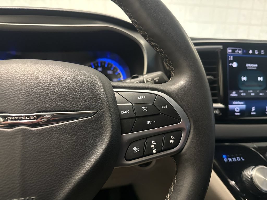 Used 2023 Chrysler Pacifica Touring-L FWD image 31