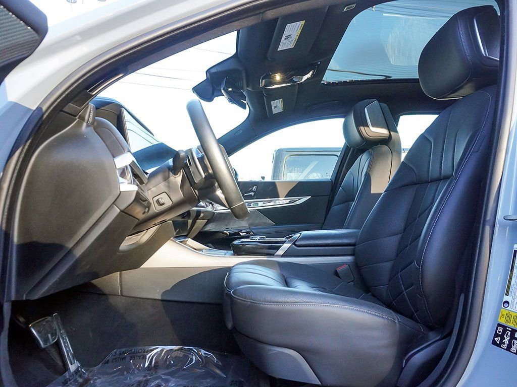 Used 2023 BMW 760i xDrive w/ Parking Assistance Package image 38