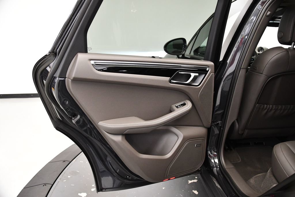 Used 2025 Porsche Macan image 38