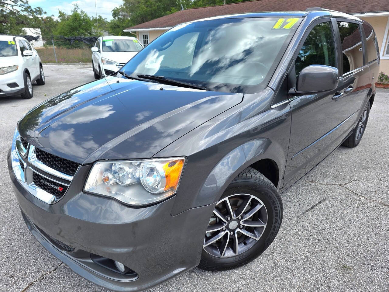 Used 2017 Dodge Grand Caravan SXT FWD image 1