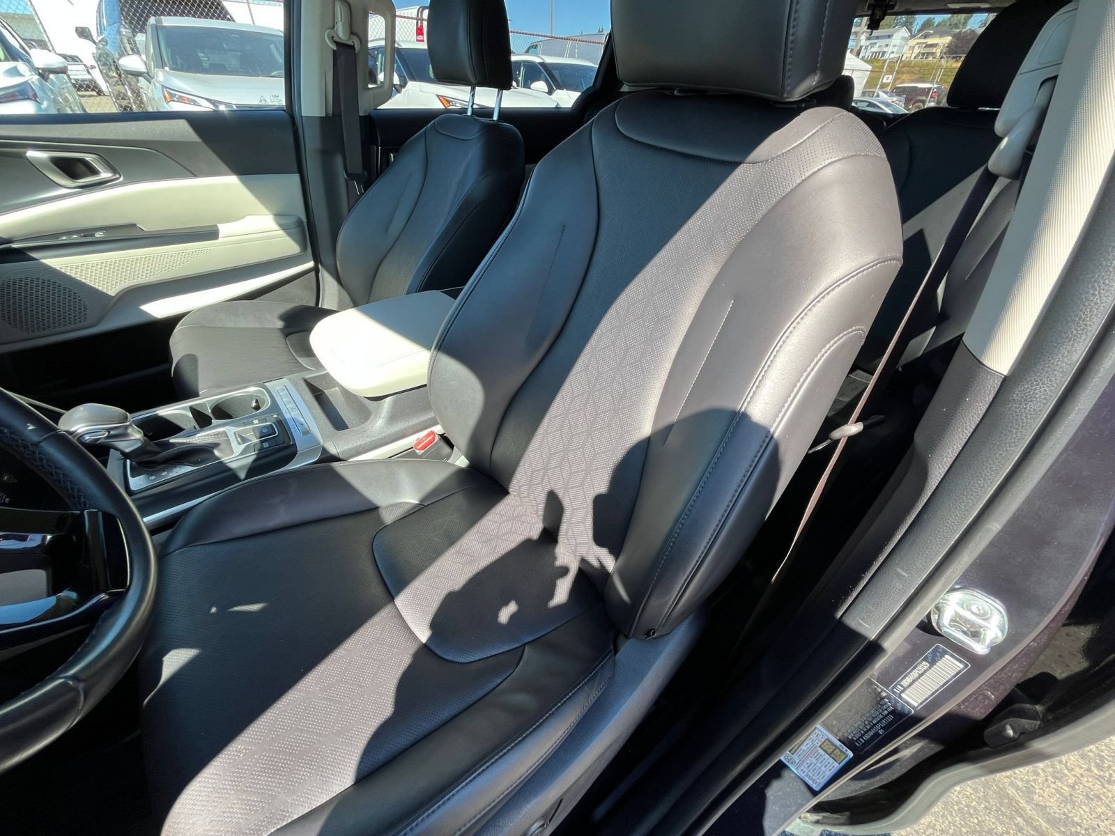 Used 2023 Kia Carnival LX FWD image 37