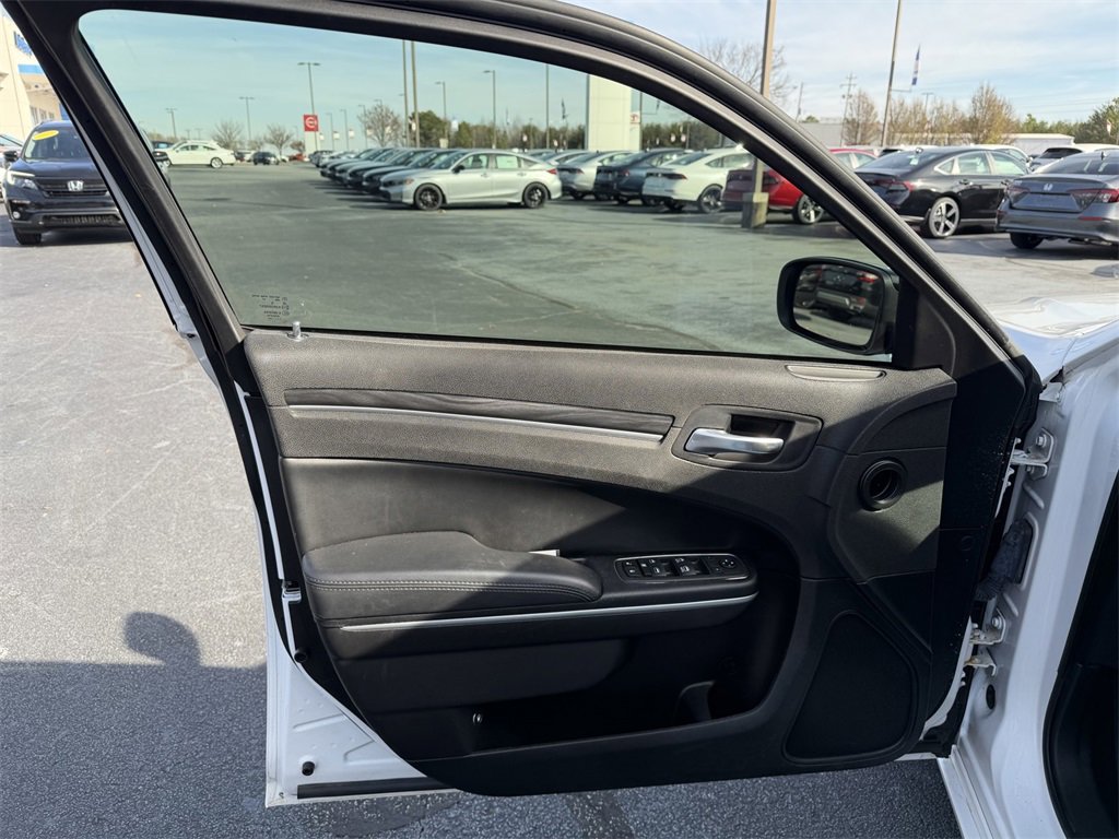 Used 2022 Chrysler 300 Touring w/ Sport Appearance Package image 18