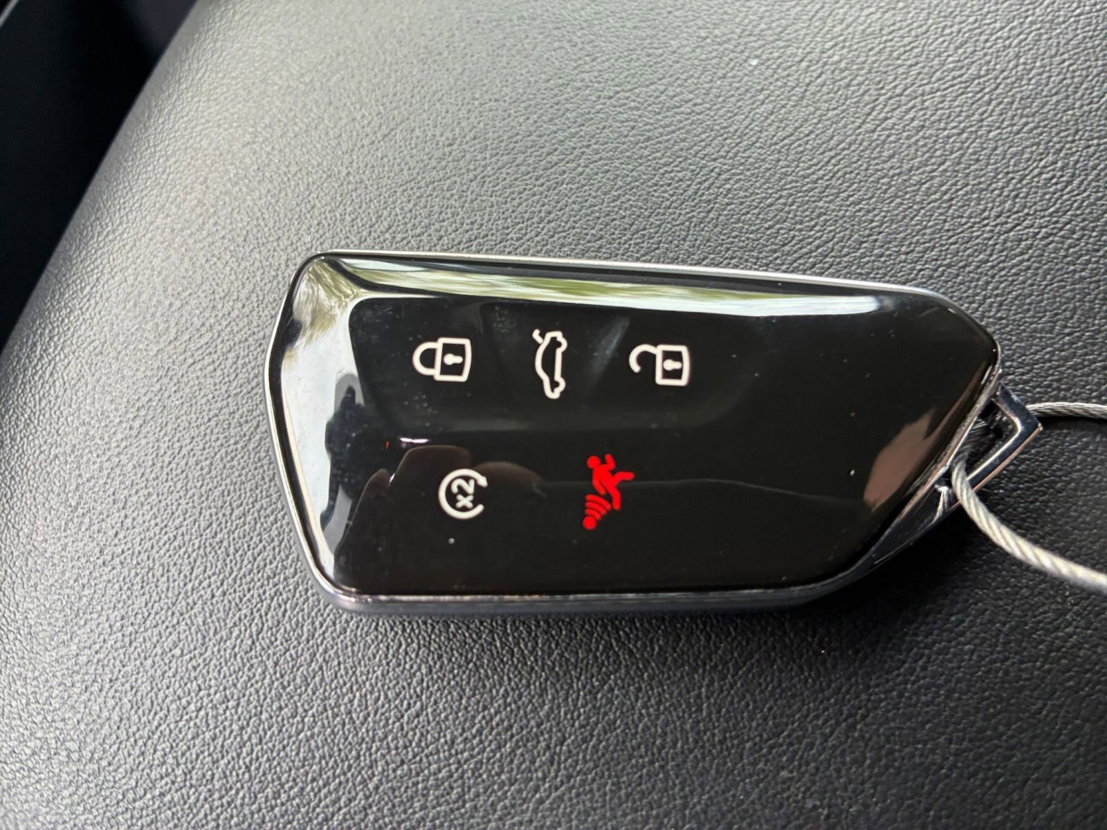 Used 2025 Volkswagen Atlas Cross Sport SE image 27