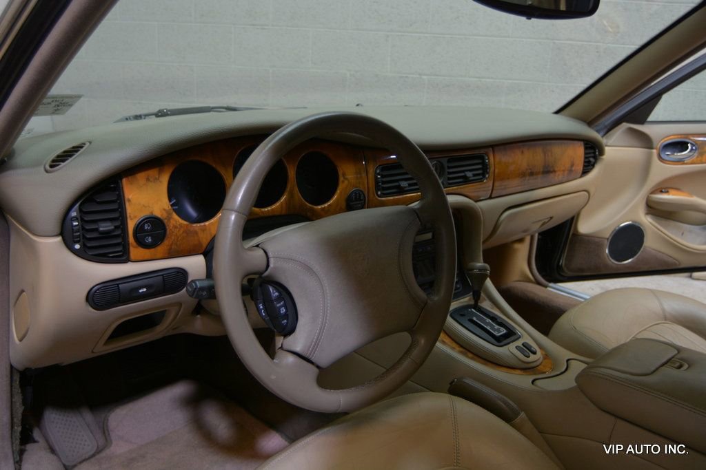 Used 2000 Jaguar XJ8 image 10