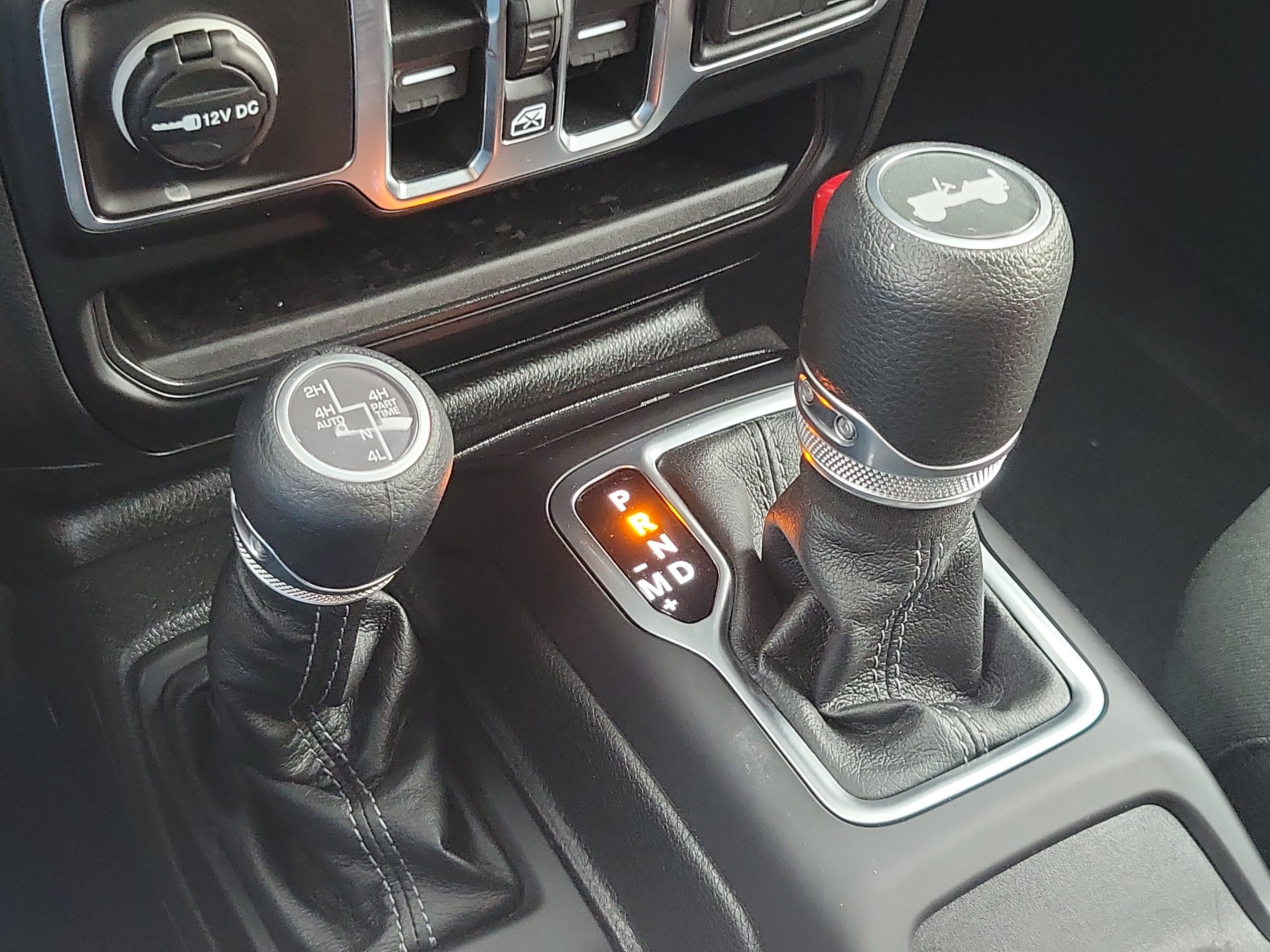 Used 2025 Jeep Wrangler Unlimited Sahara w/ Safety Group AWD/4WD image 25