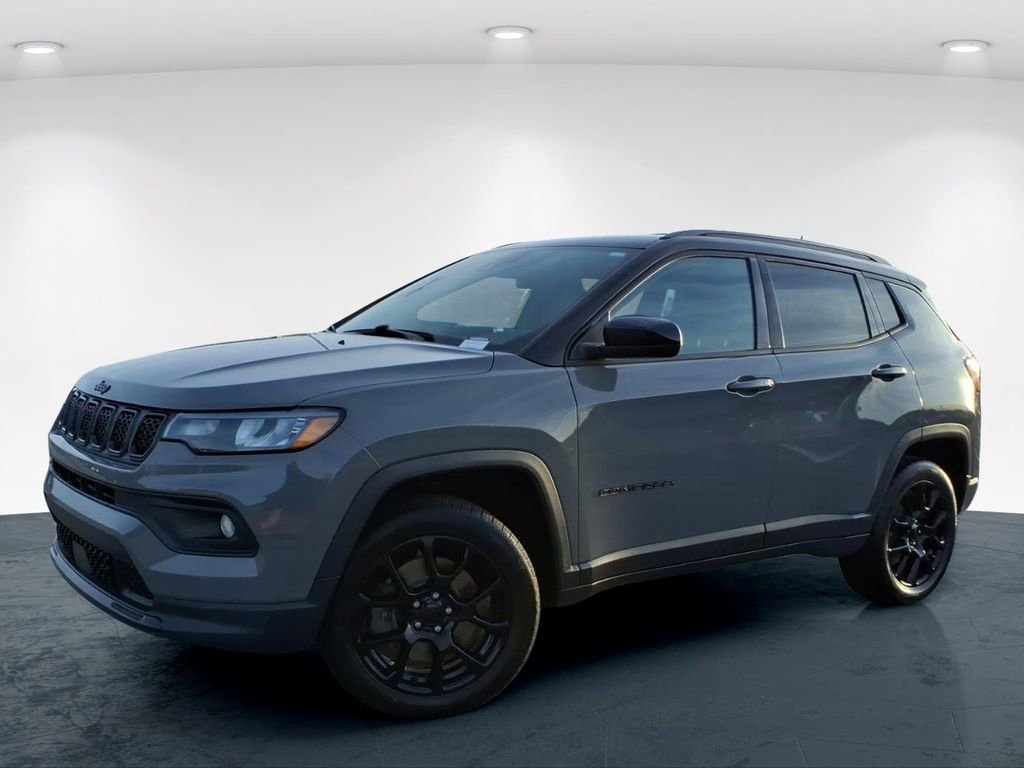 Used 2023 Jeep Compass Latitude w/ Convenience Group AWD/4WD image 2