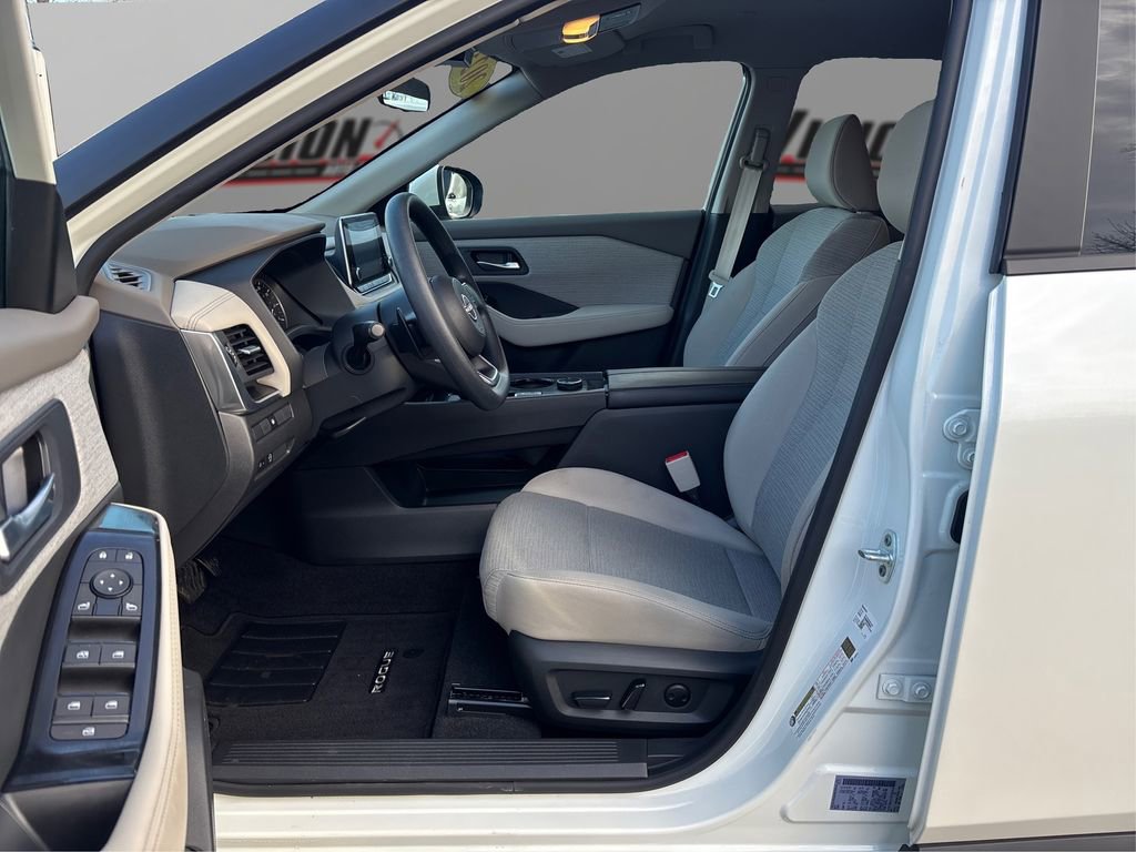Used 2023 Nissan Rogue SV image 9