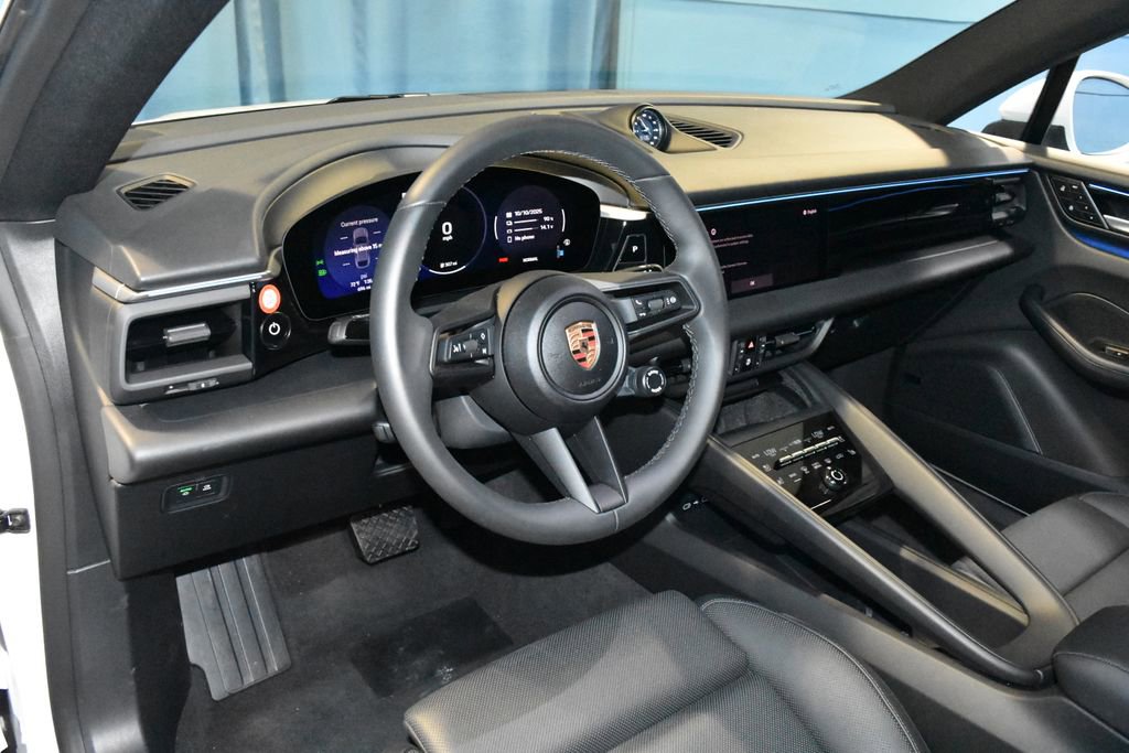 Certified 2025 Porsche Macan Electric image 4