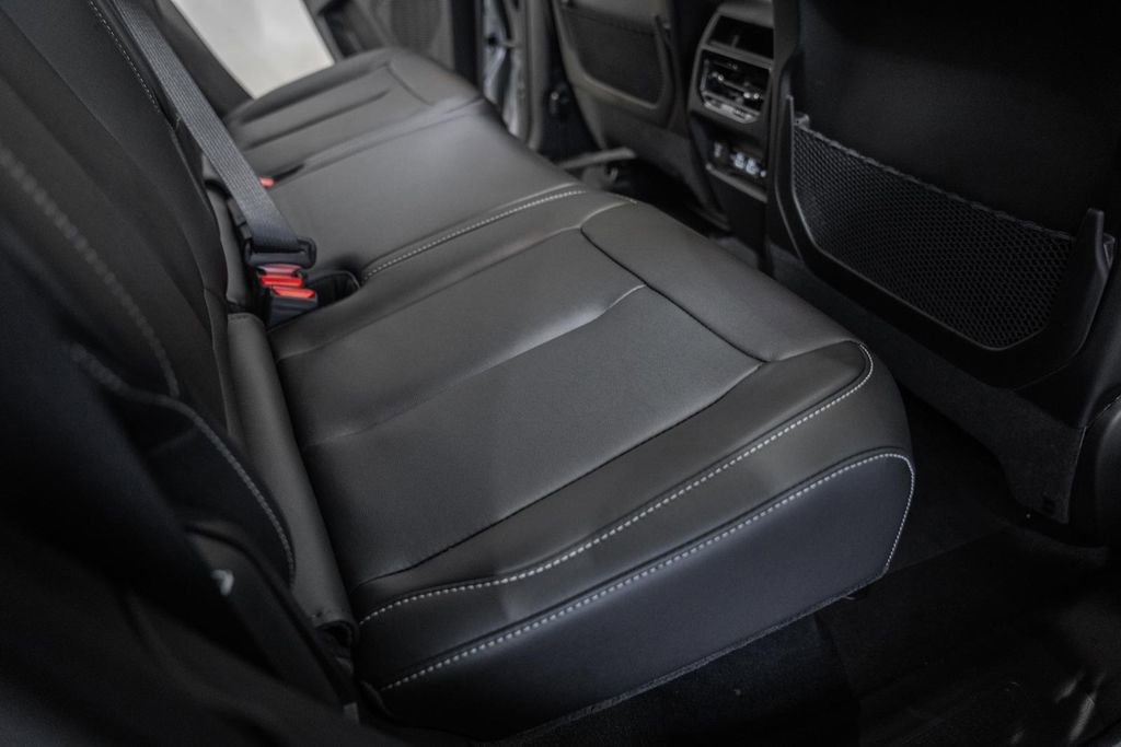 New 2025 Jeep Grand Cherokee Limited image 32