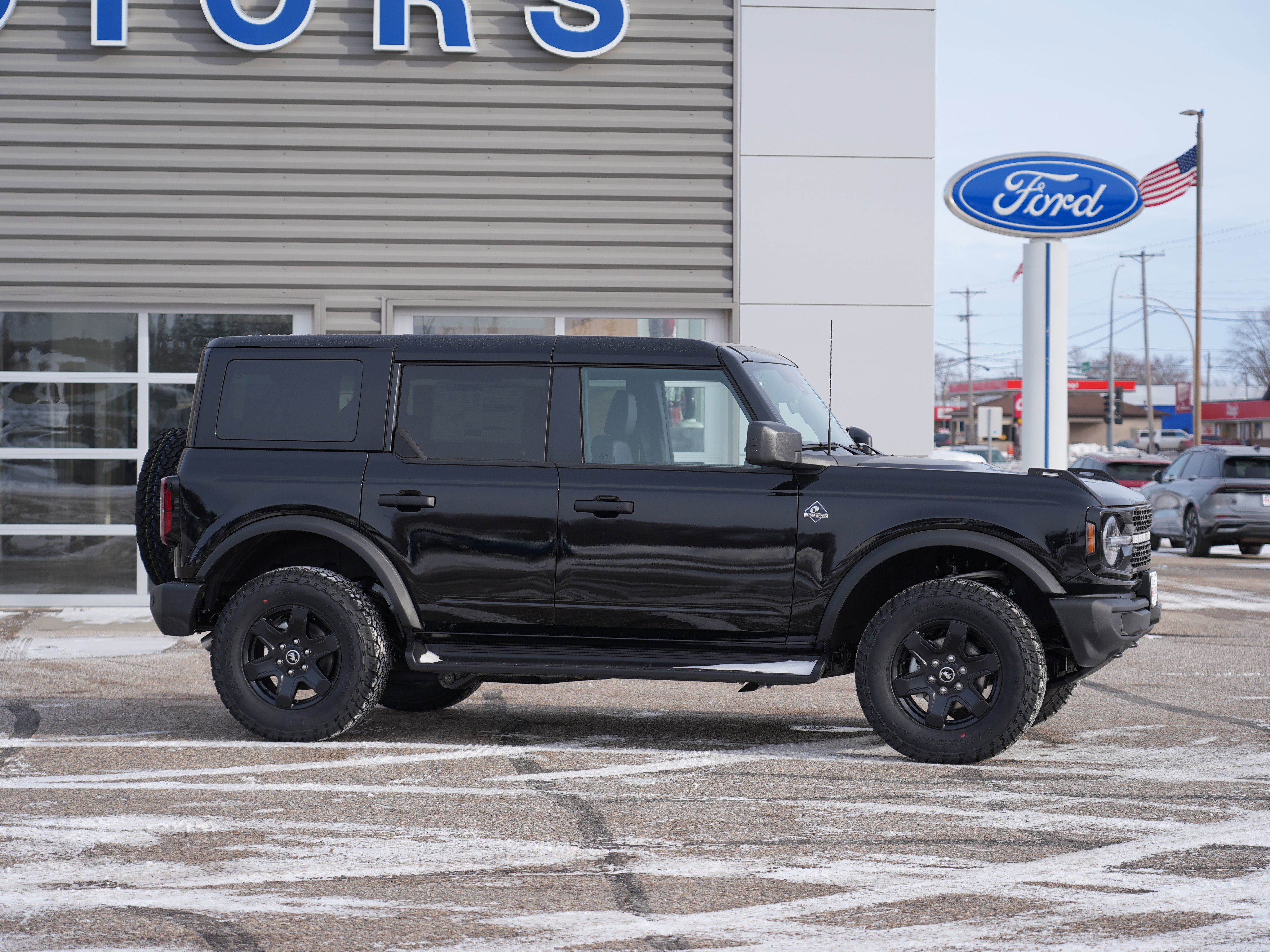 New 2025 Ford Bronco Outer Banks w/ Black Appearance Package image 2