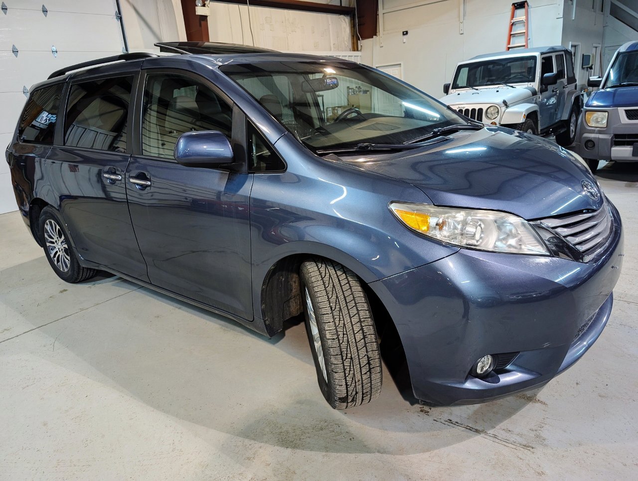 Used 2017 Toyota Sienna XLE image 9