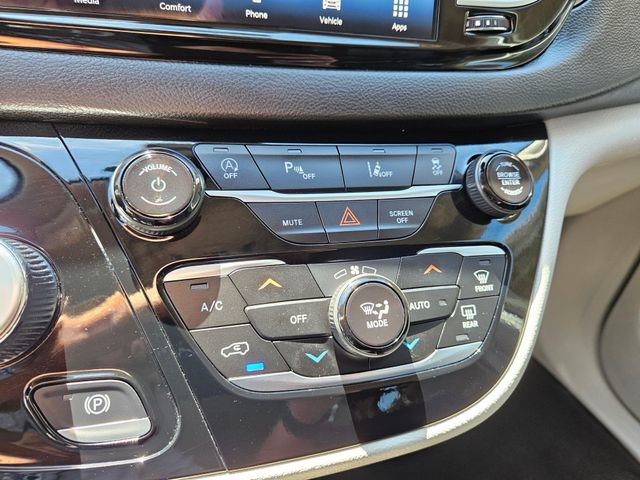 Used 2024 Chrysler Pacifica Touring-L FWD image 30