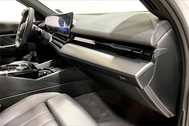 Used 2024 BMW 530i xDrive w/ Convenience Package image 15