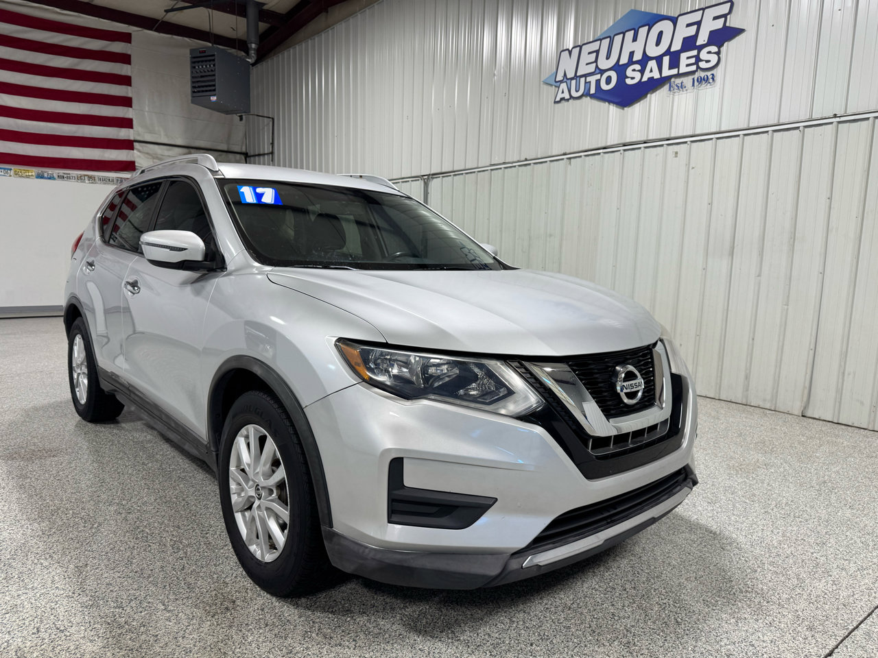 Used 2017 Nissan Rogue SV image 2