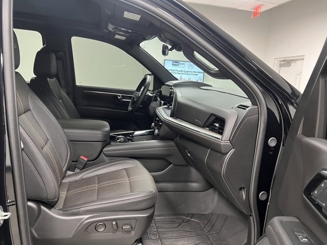 Used 2025 Chevrolet Suburban High Country image 55