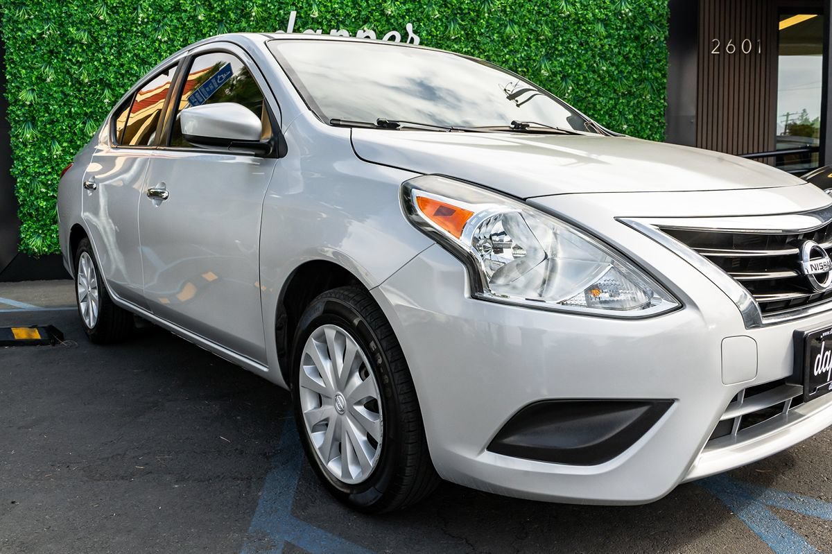 Used 2018 Nissan Versa SV FWD image 4