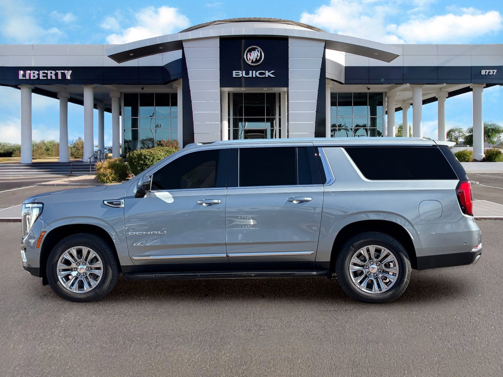 Used 2025 GMC Yukon XL Denali RWD image 7