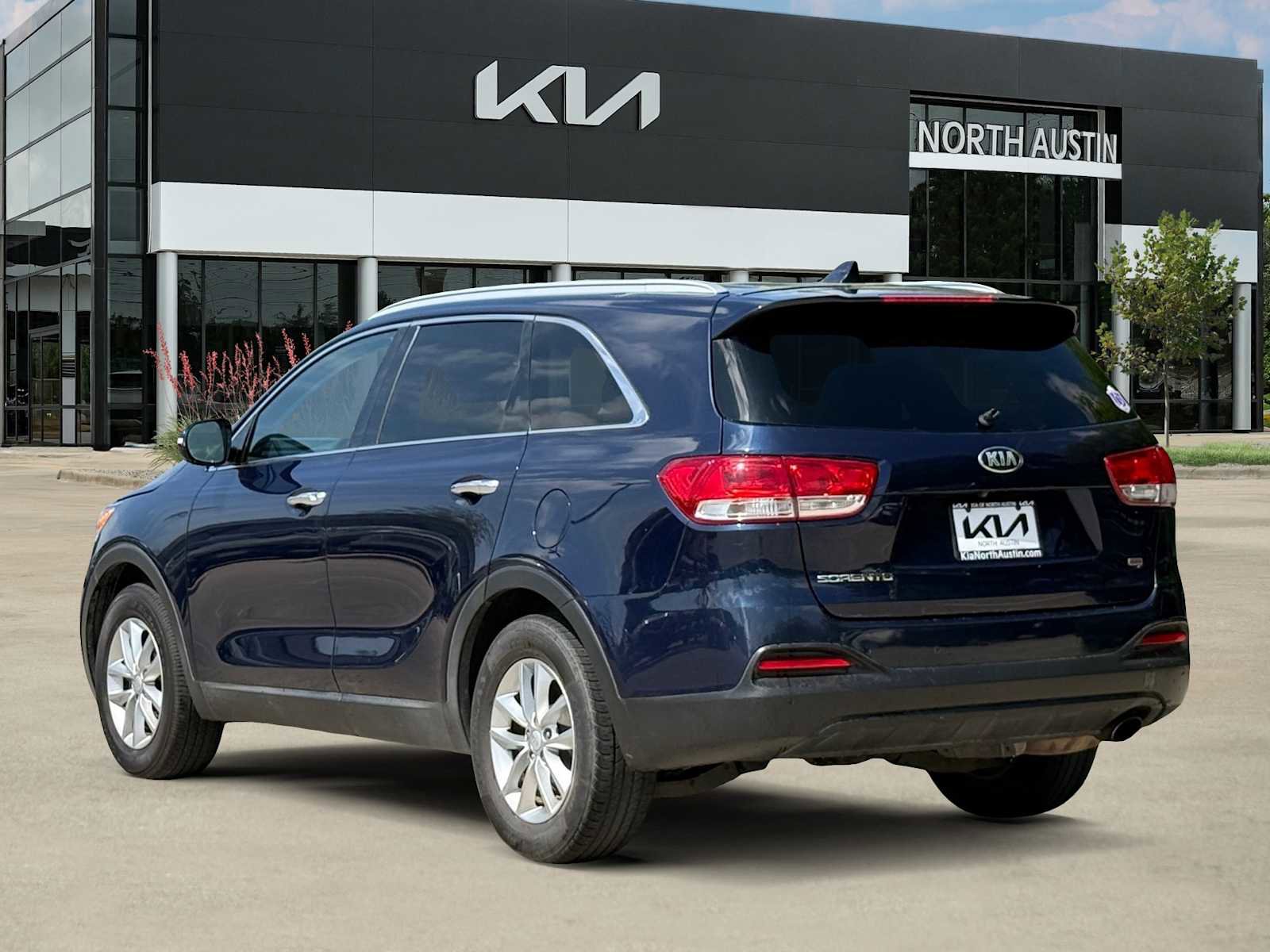 Used 2017 Kia Sorento LX w/ LX Convenience Package image 5