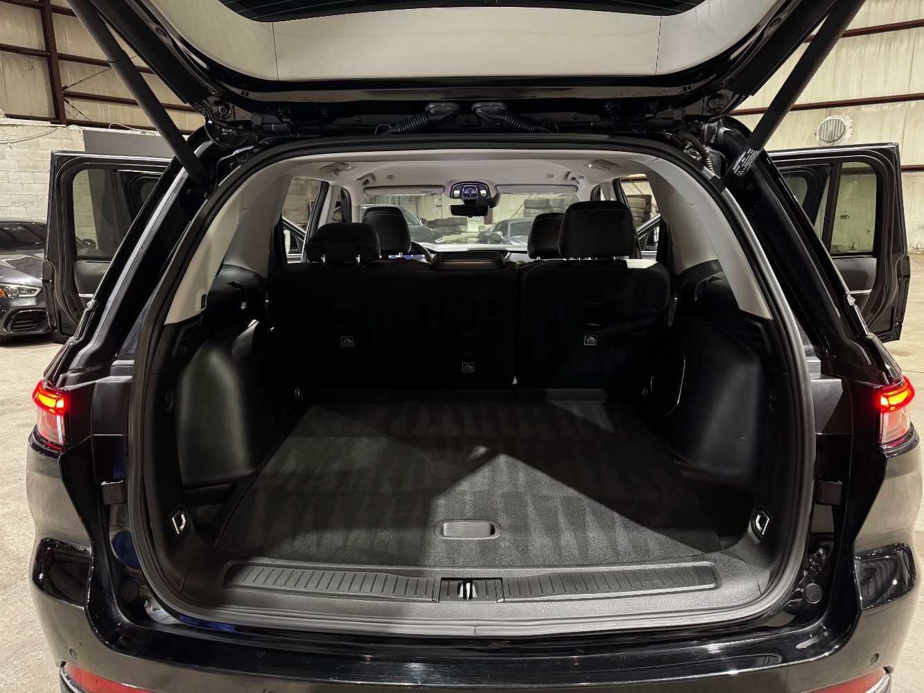 Used 2023 Jeep Grand Cherokee Limited w/ Luxury Tech Group II image 19