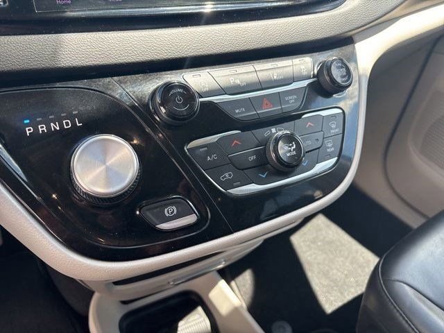 Used 2023 Chrysler Pacifica Touring-L FWD image 23