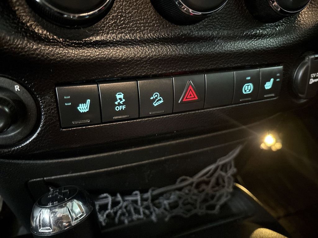 Used 2015 Jeep Wrangler Unlimited Sahara w/ Dual Top Group AWD/4WD image 40