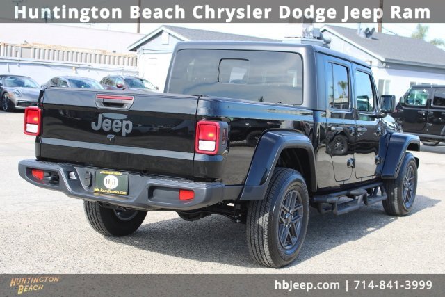 Used 2025 Jeep Gladiator Sport image 5