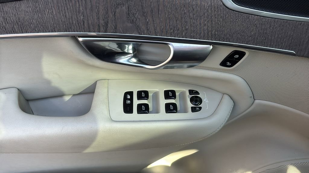 Used 2023 Volvo XC90 B5 Plus w/ Protection Package Premier image 12