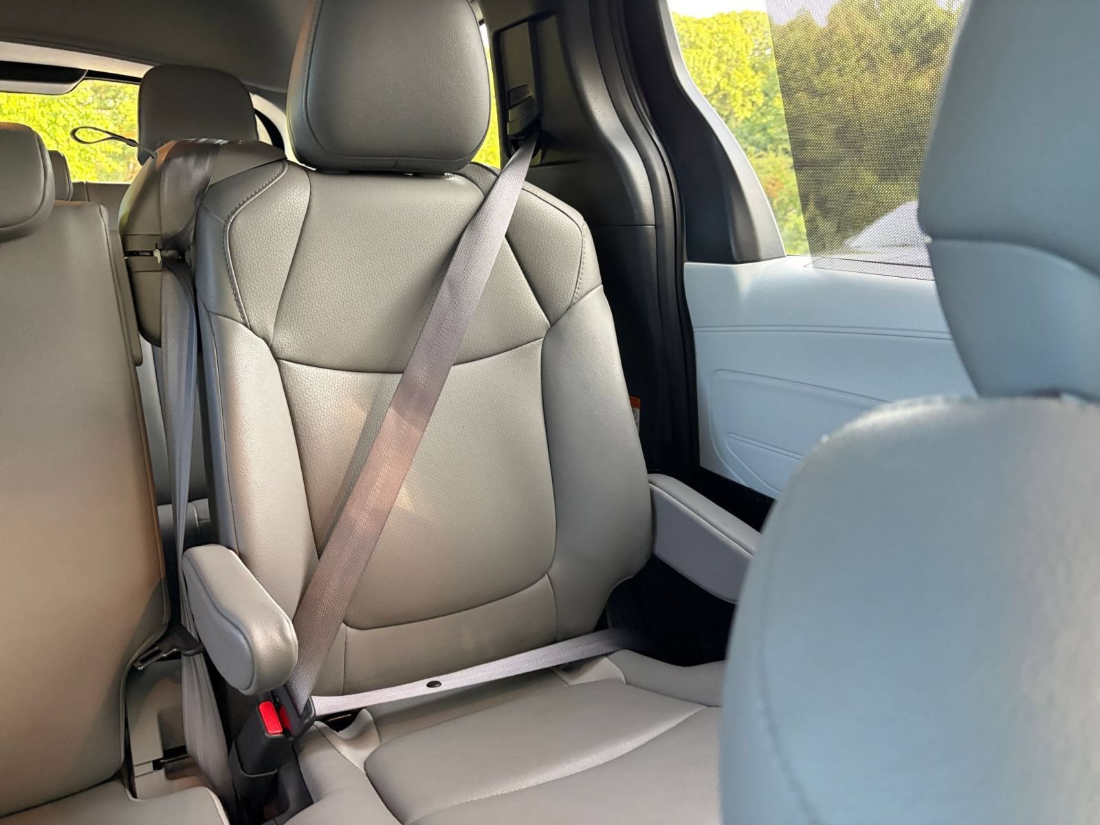 Used 2025 Toyota Sienna XLE FWD image 39