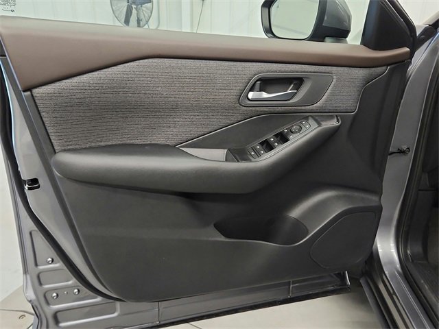 Used 2021 Nissan Rogue SV image 25