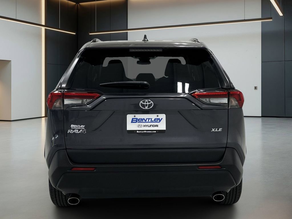 Used 2022 Toyota RAV4 XLE w/ Convenience Package FWD image 5