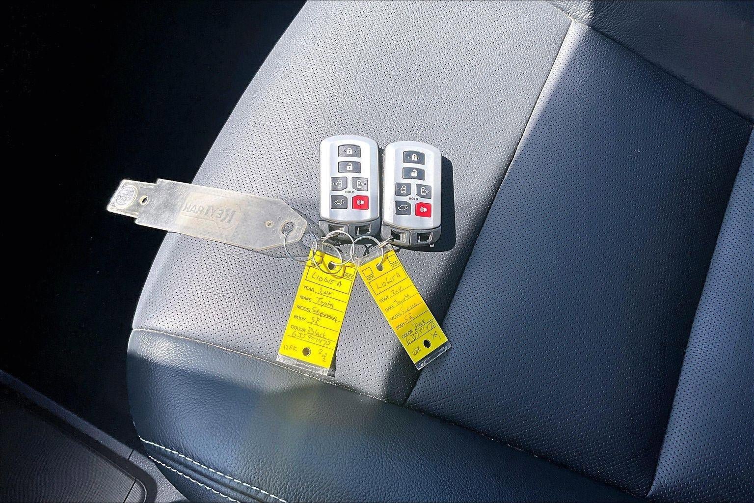Used 2018 Toyota Sienna SE Premium w/ Carpet Mat Package FWD image 33