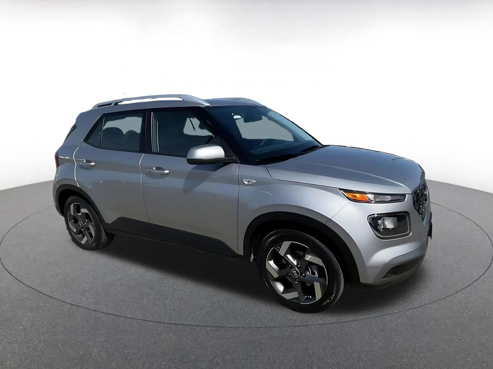 Used 2025 Hyundai Venue SEL FWD image 2