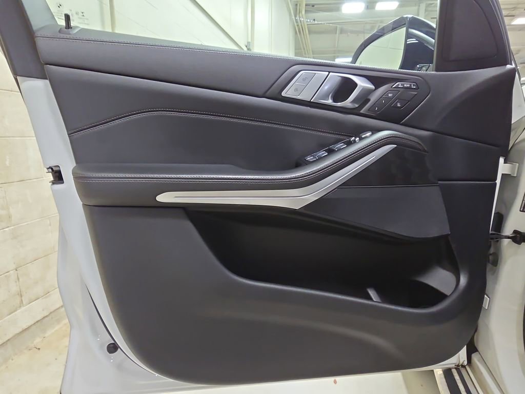 Used 2022 BMW X7 xDrive40i w/ Premium Package image 31