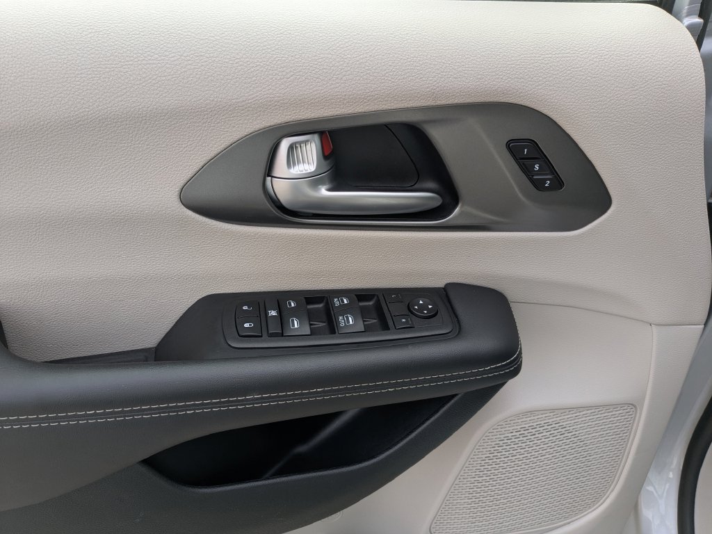 Used 2024 Chrysler Pacifica Touring-L FWD image 18