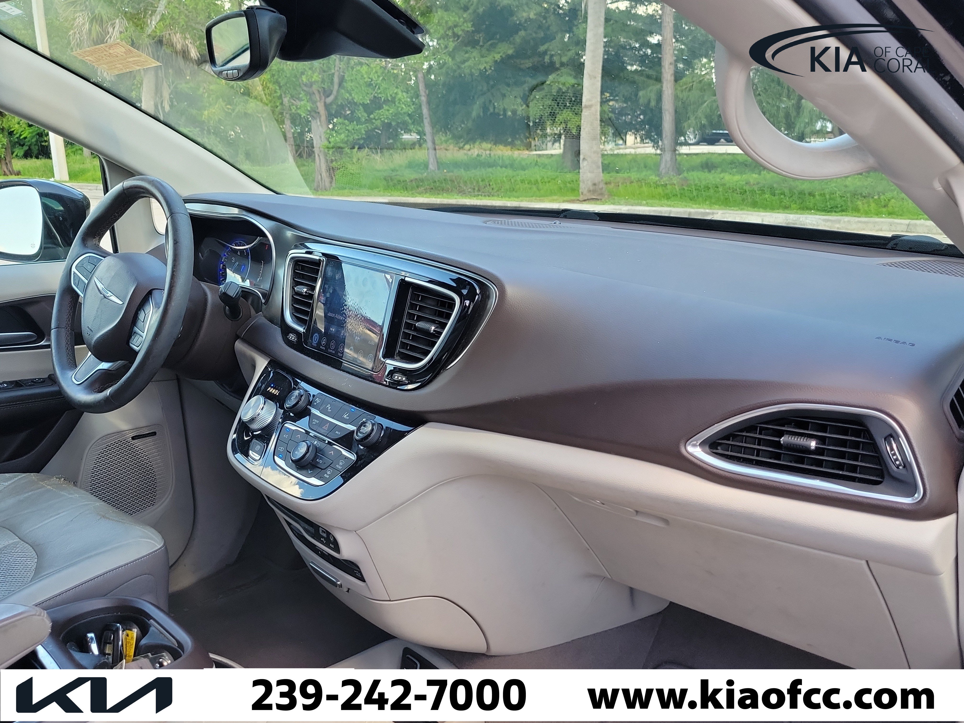 Used 2017 Chrysler Pacifica Touring-L Plus w/ Advanced Safetytec Group FWD image 8