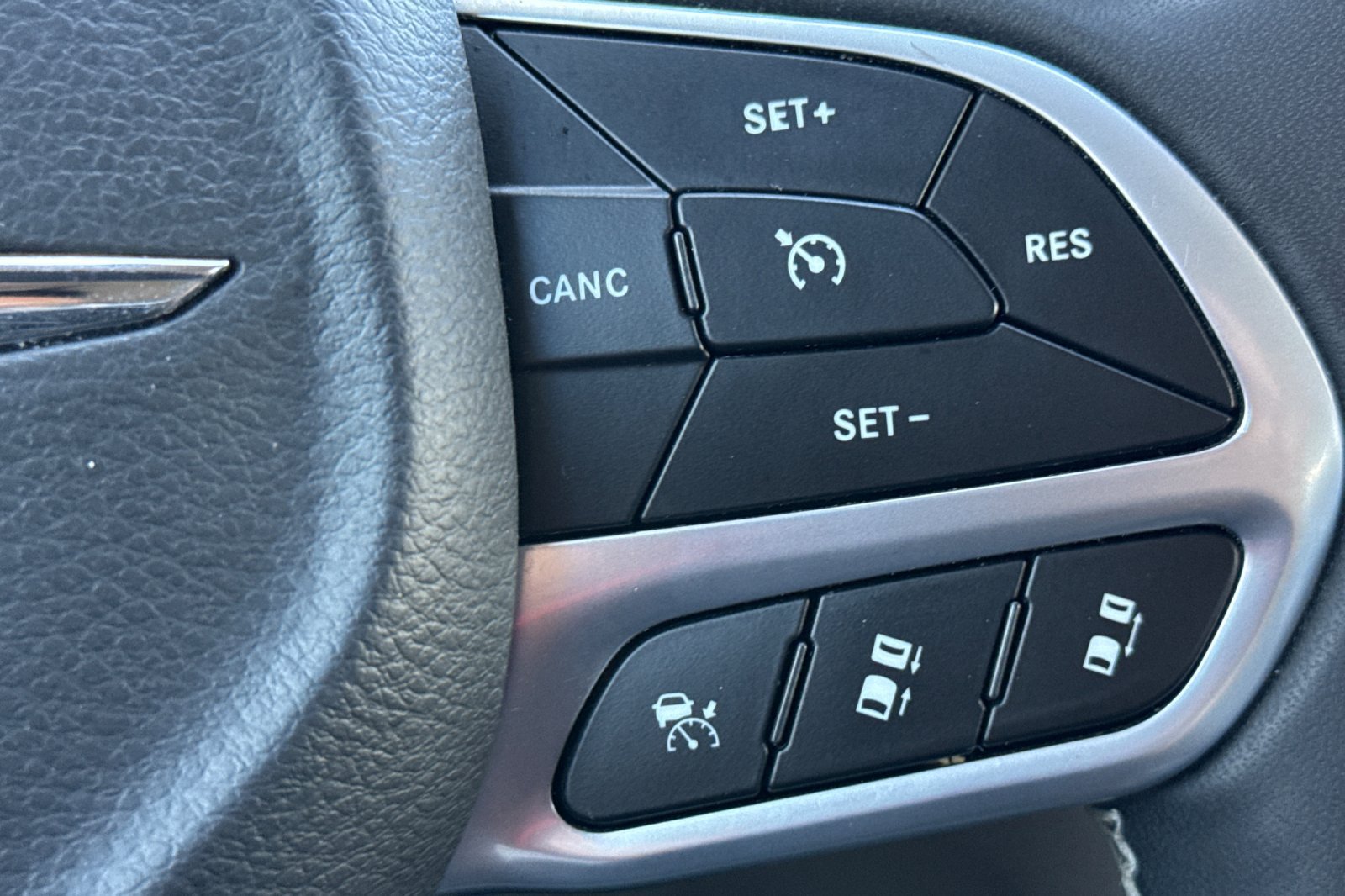 Used 2024 Chrysler Pacifica Limited FWD image 29