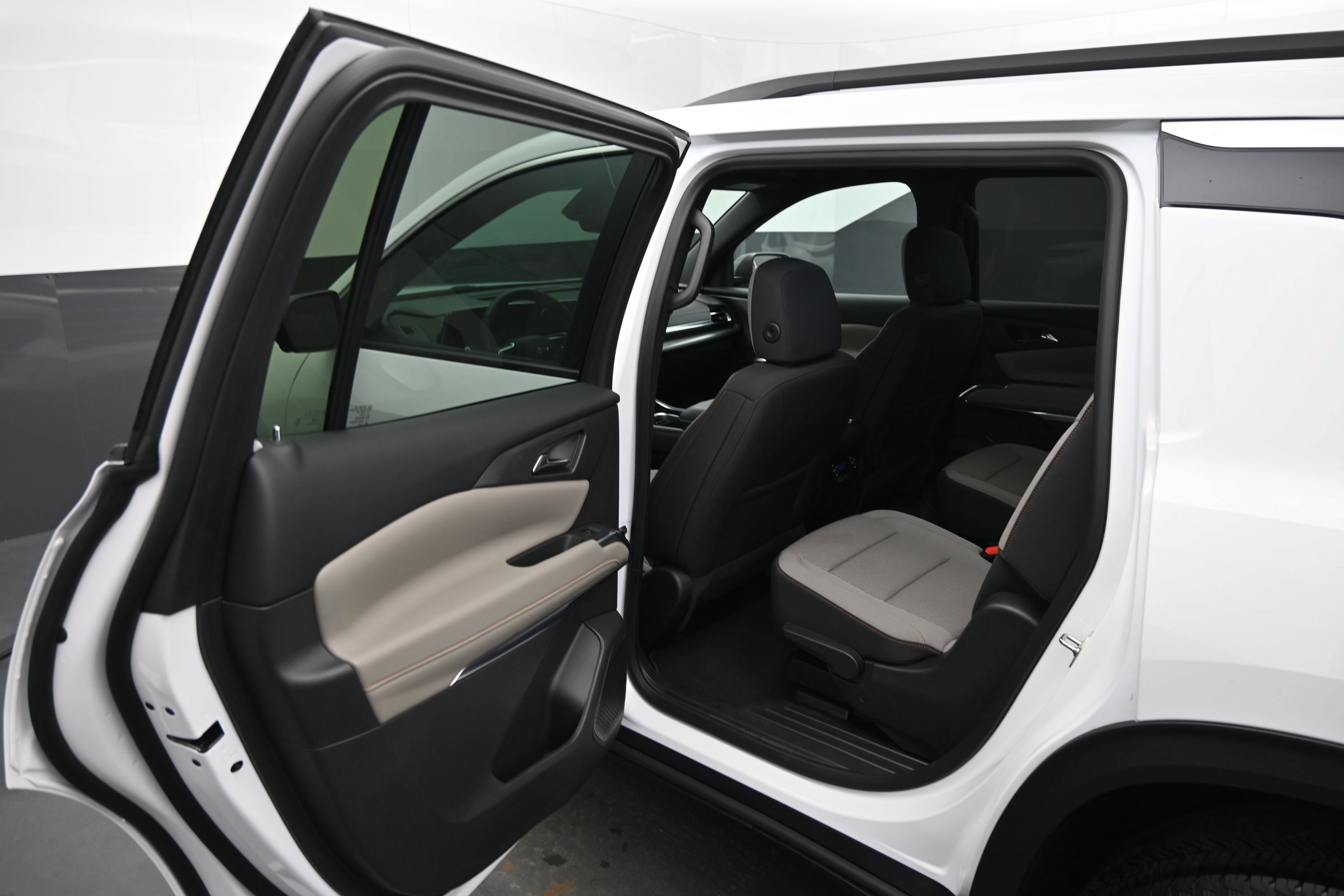 Certified 2026 Chevrolet Traverse LT w/ Driver Confidence Package FWD image 16