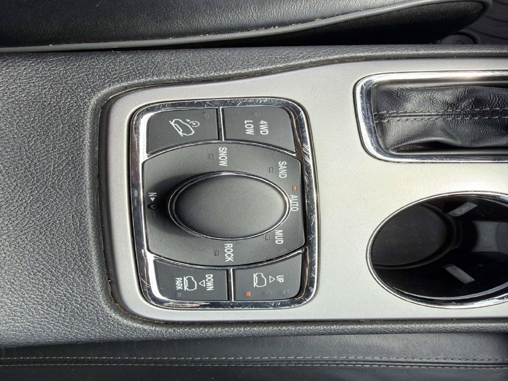 Used 2020 Jeep Grand Cherokee Overland AWD/4WD image 32