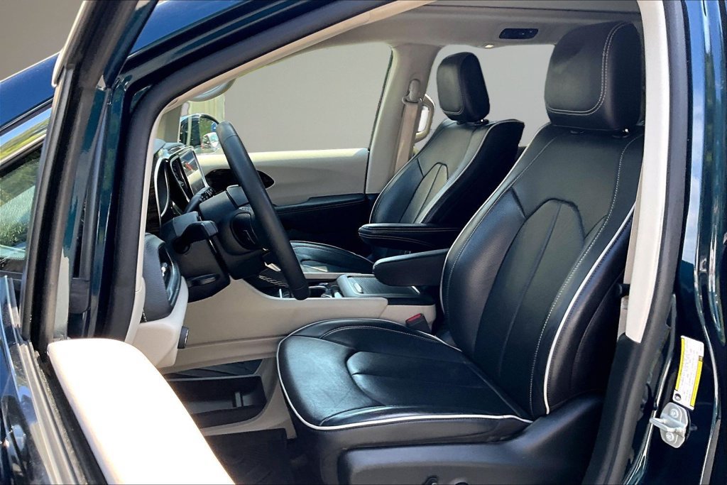 Used 2023 Chrysler Pacifica Limited w/ Uconnect Theater Family Group AWD/4WD image 21