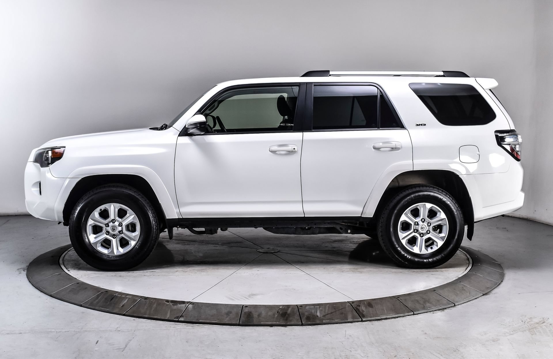 Used 2024 Toyota 4Runner SR5 AWD/4WD image 3
