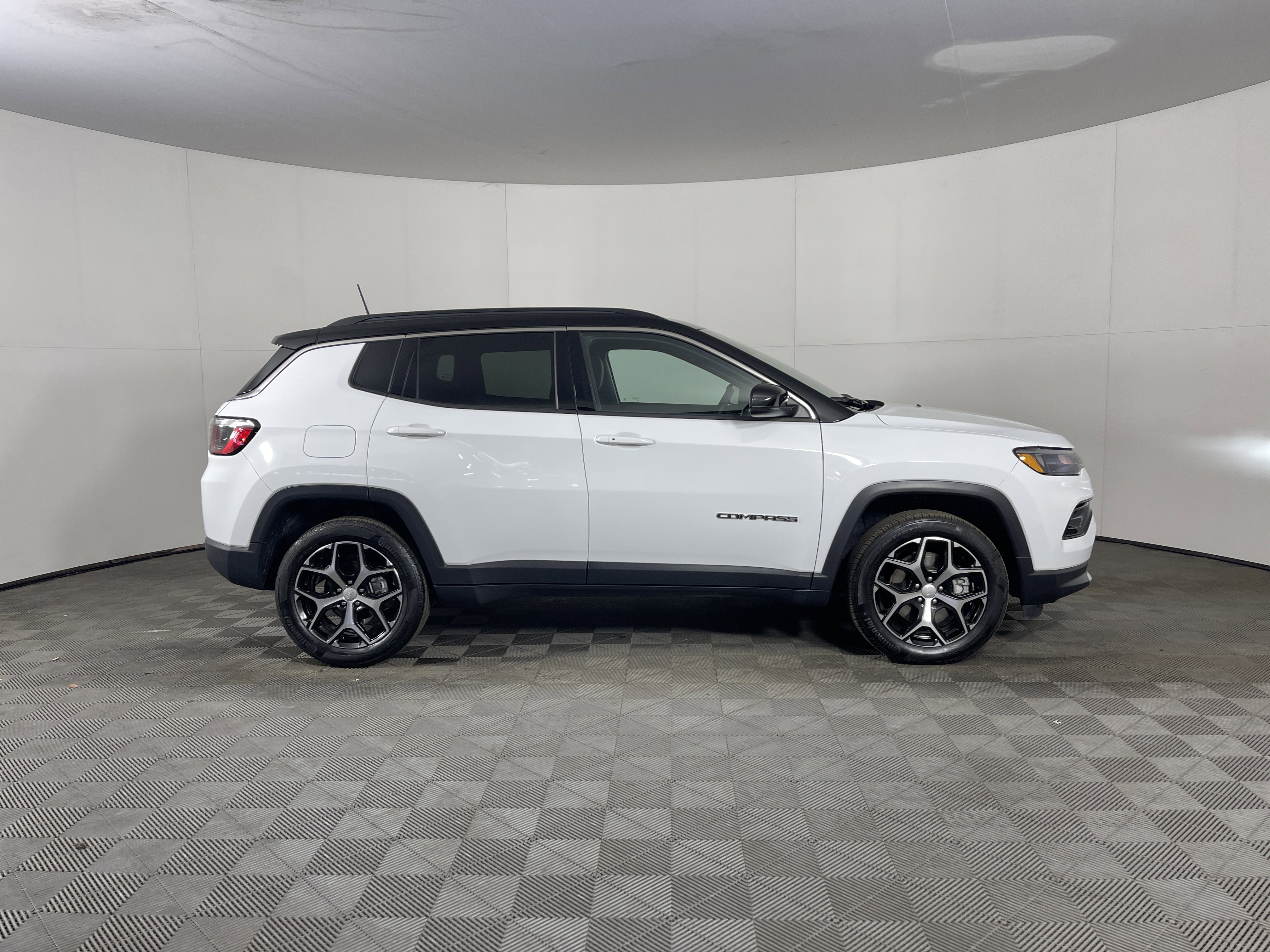Used 2024 Jeep Compass Limited image 5